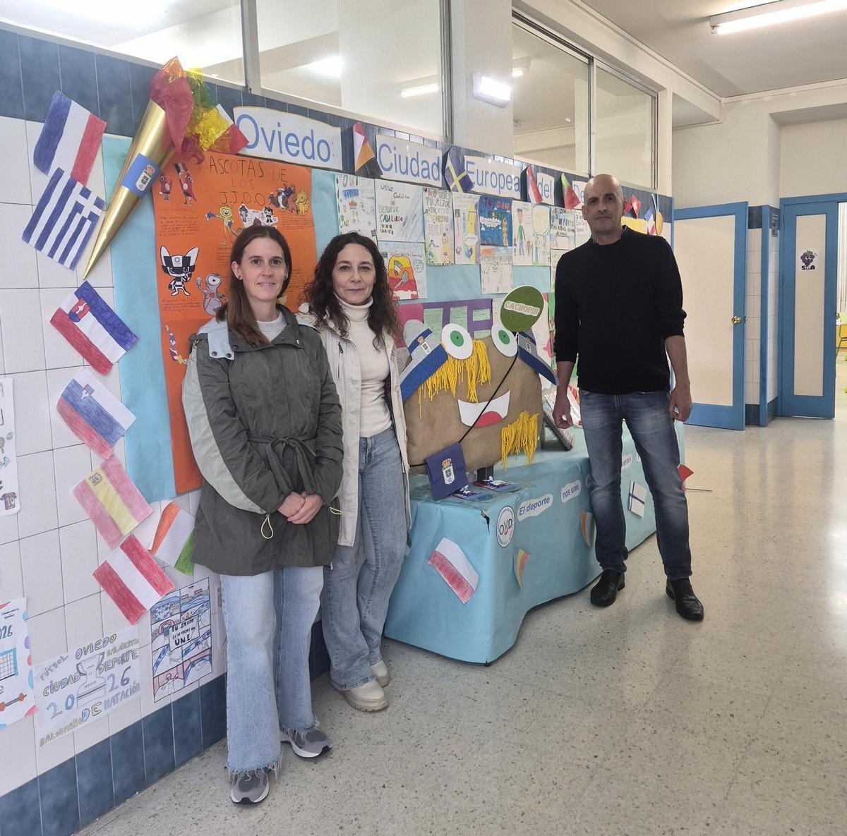 Por la izquierda, Leticia Lana, Susana González y Miguel Ángel Rodríguez, junto a la mascota diseñada para la «Ciudad europea del deporte».