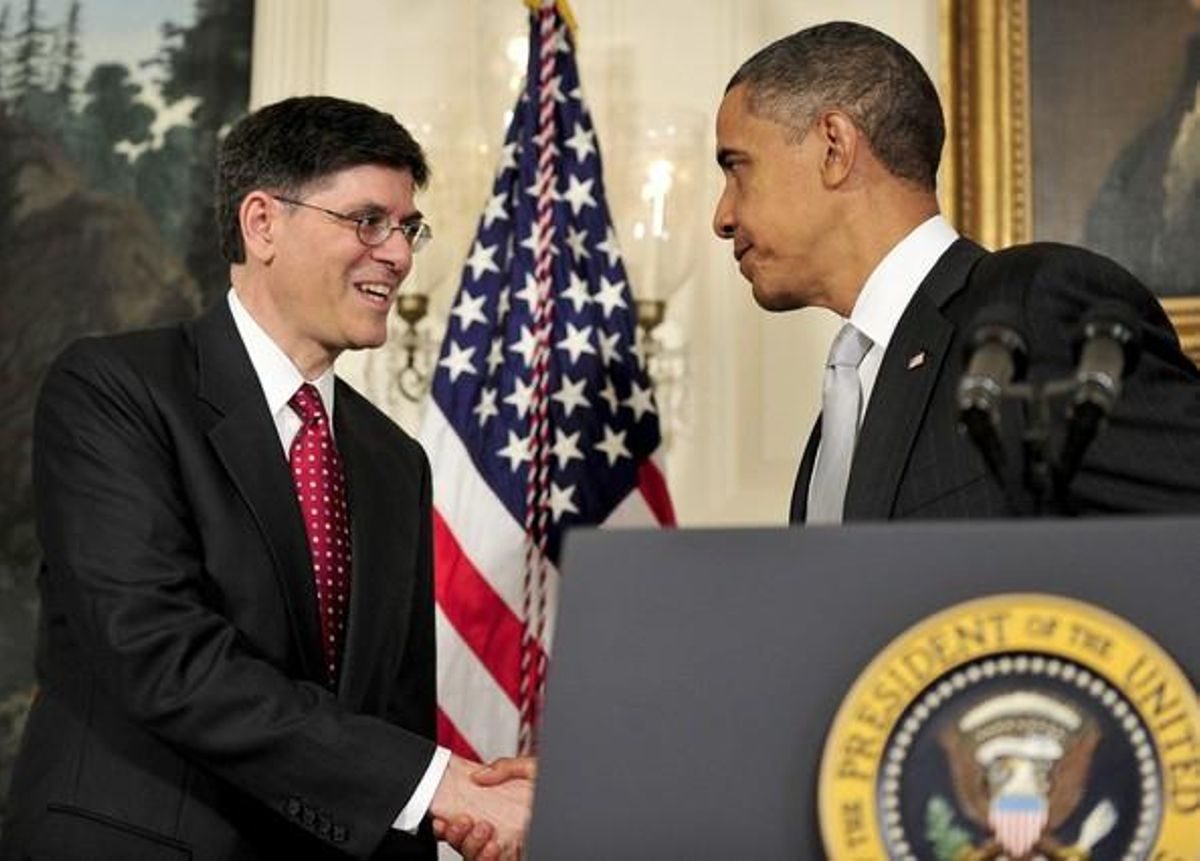 Obama saluda Jacob Lew, després de nomenar-lo nou director de l’Oficina de Gestió i Pressupost (OMB) de la Casa Blanca, avui, a Washington.