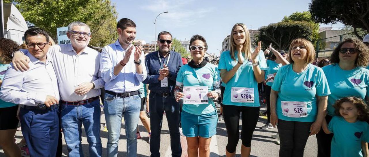 El homenaje a Victoria Fernández, las mejores de la Cursa, un grupo de Tavernes y una vista del ambiente a la salida. | E. FUSTER, COL. LA NORIA/S.T.C.