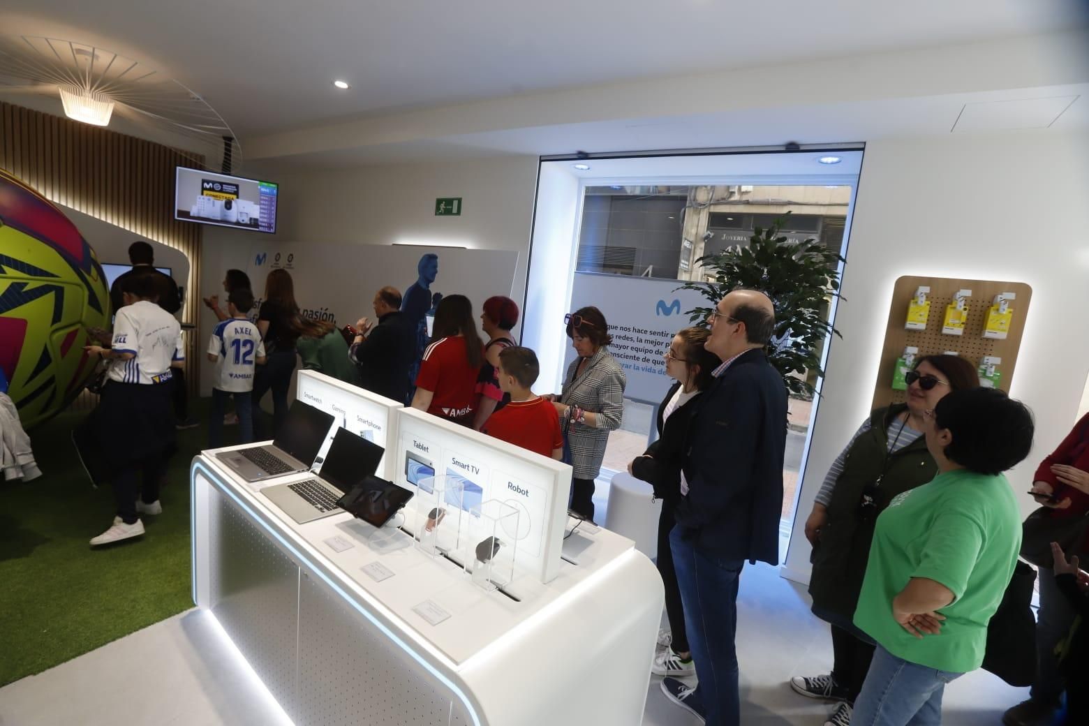 Así es la nueva tienda interactiva de Movistar en Zaragoza