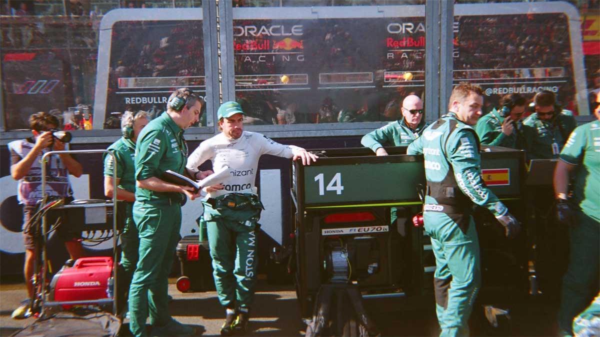Fernando Alonso, con su equipo durante un gran premio