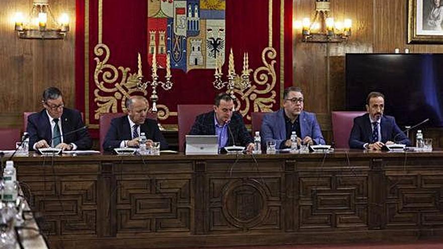 Francisco José Requejo, en el centro, junto a los cuatro vicepresidentes provinciales.