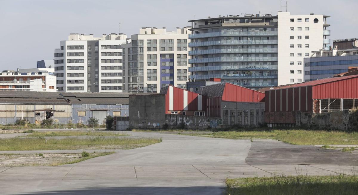 A la izquierda, el espacio a rehabilitar en Naval Gijón. Junto a estas líneas, arriba, el área que ocupará la estación intermodal de Moreda y, abajo, la zona de paso del vial de Jove. | Pablo Solares