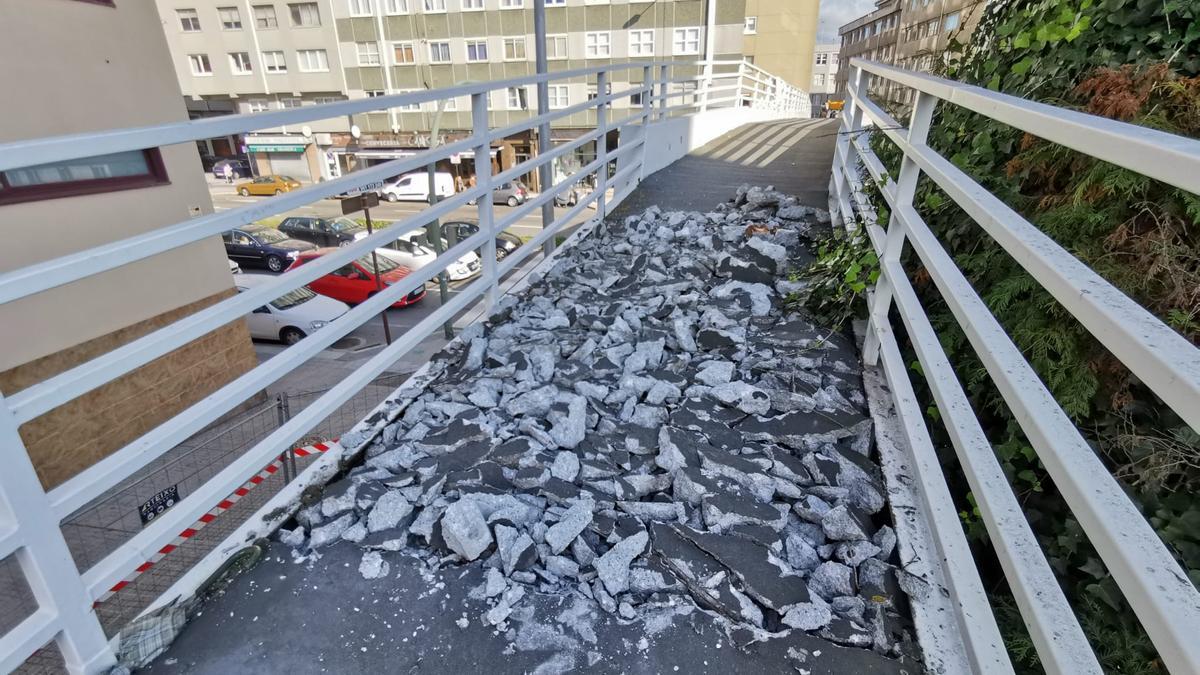 Obras de demolición en la pasarela de la ronda de Outeiro a la altura de Sagrada Familia.