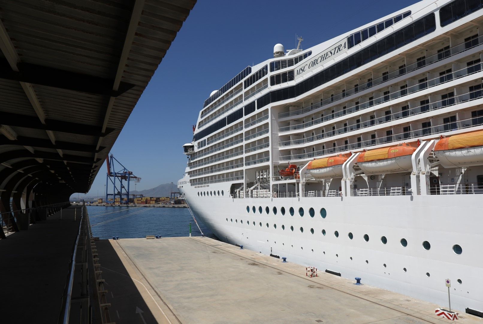 El MSC Orchestra llega al Puerto de Málaga, que será su puerto base este verano