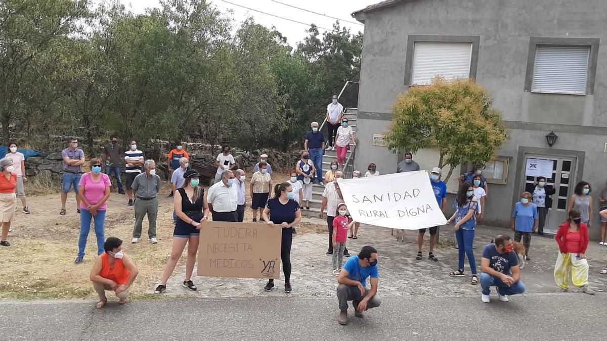 Concentración en Tudera de Sayago en reclamación de una sanidad digna