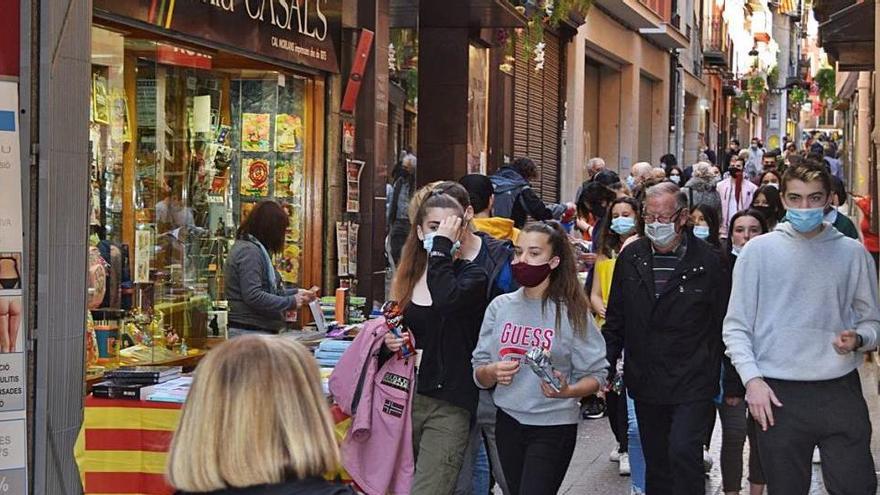 Gent passejant pel carrer Major, on es va concentrar la major activitat de la diada