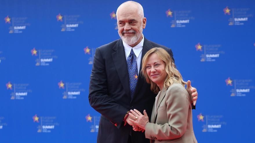 El primer ministro albanés, Edi Rama, recibe de rodillas a Meloni