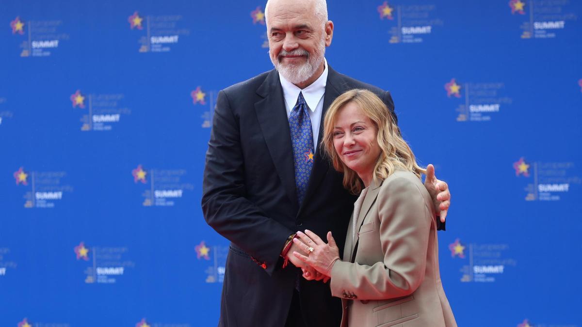 Primer ministro albanés Edi Rama se arrodilla ante Meloni y llama a Macron "su majestad"