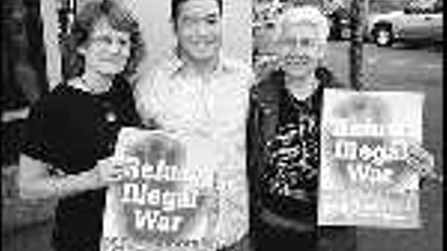 Ehren Watada, en junio de 2006 con dos participantes en la Manifestación Global de Mujeres contra la guerra. / efe