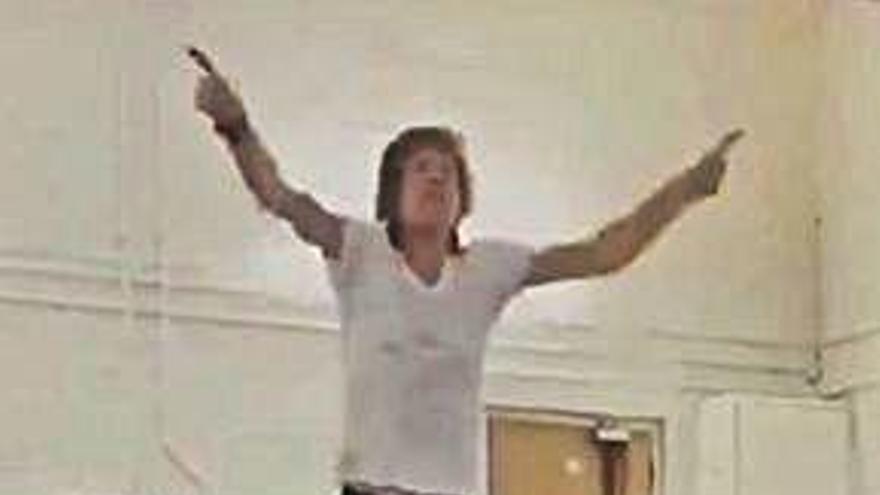 Mick Jagger dando saltos.