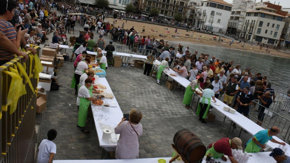 La darrera degustació popular d’anxoves a l’Escala, que sempre atrau milers de persones, es va fer l’any 2019