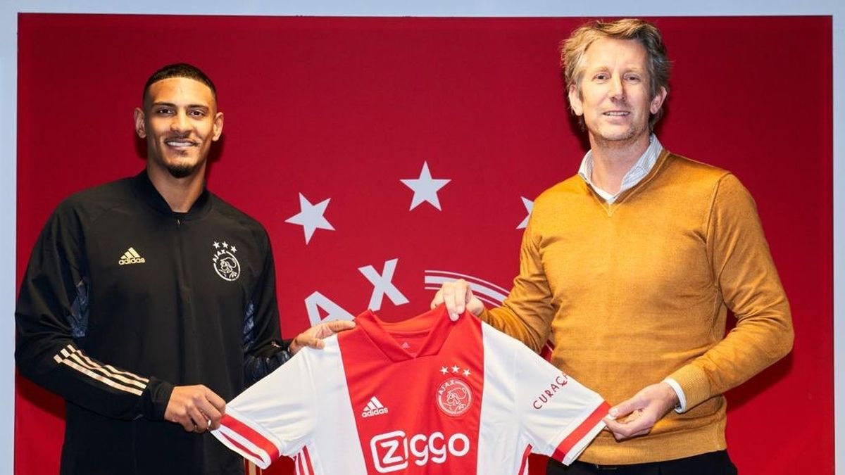 Haller junto a Van der Sar en su presentación con el Ajax.