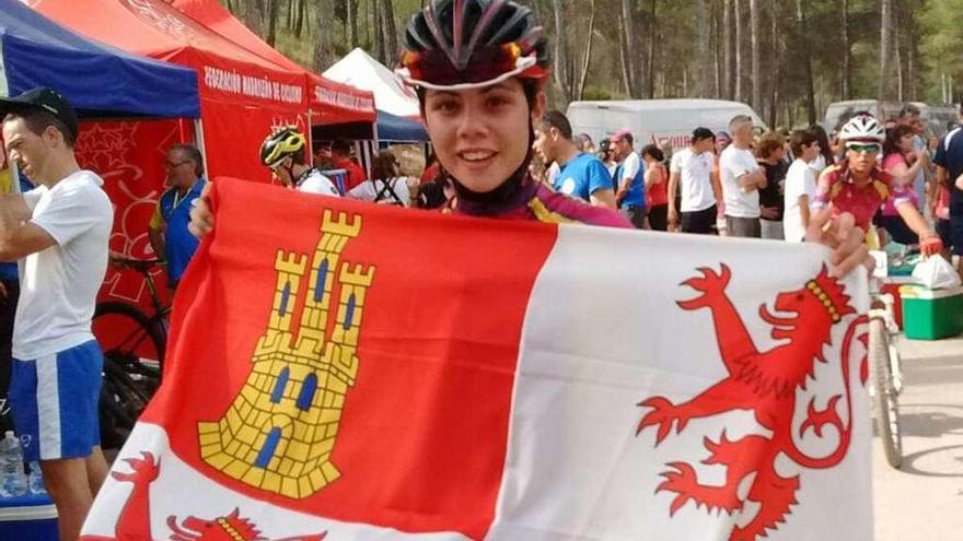 Sara Yusto, con la bandera de Castilla y León.