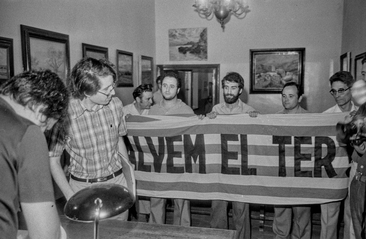 Entrega del manifest popular a l'Ajuntament de Torroella de Montgrí.