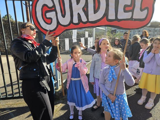 El colegio Bernardo Gurdiel de Grado explosiona con música por el Antroxu, en imágenes