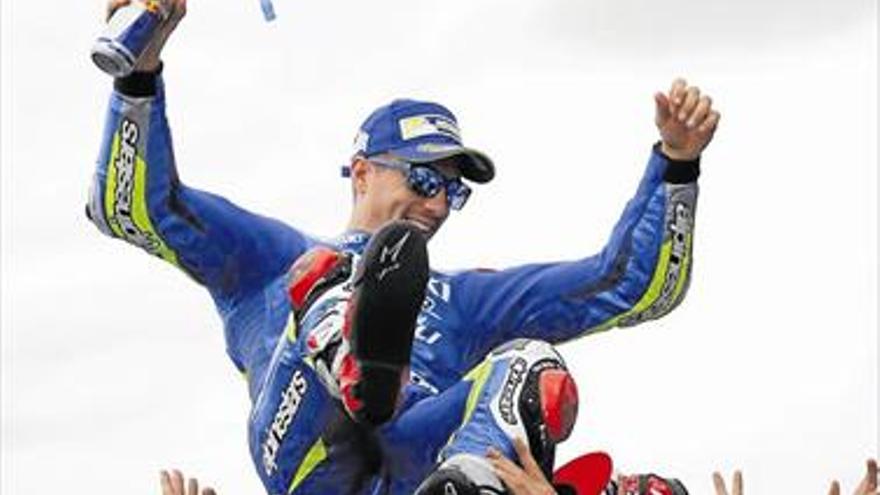 Maverick Viñales toca el cielo en Silverstone y se impone a lo grande