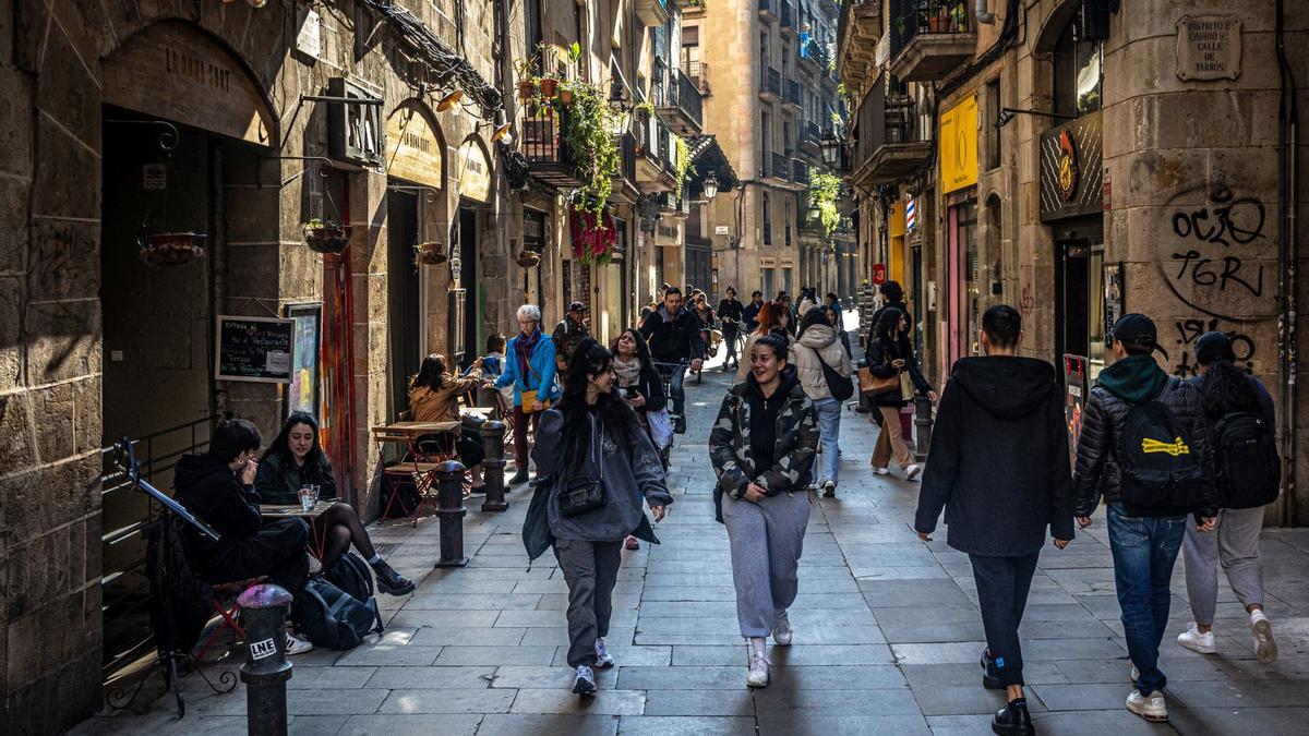 El Born de Barcelona sale de la pandemia con un alud de nuevas tiendas. Uno de los barrios que más se paralizaron por la covid está remontando con fuerza gracias al impulso de nuevos operadores, una menor saturación turística y el paulatino regreso de los clientes locales.