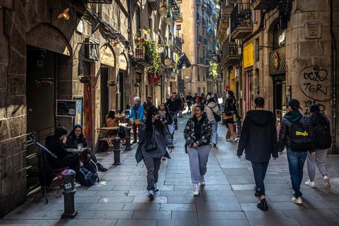 El Born de Barcelona sale de la pandemia con un alud de nuevas tiendas. Uno de los barrios que más se paralizaron por la covid está remontando con fuerza gracias al impulso de nuevos operadores, una menor saturación turística y el paulatino regreso de los clientes locales.