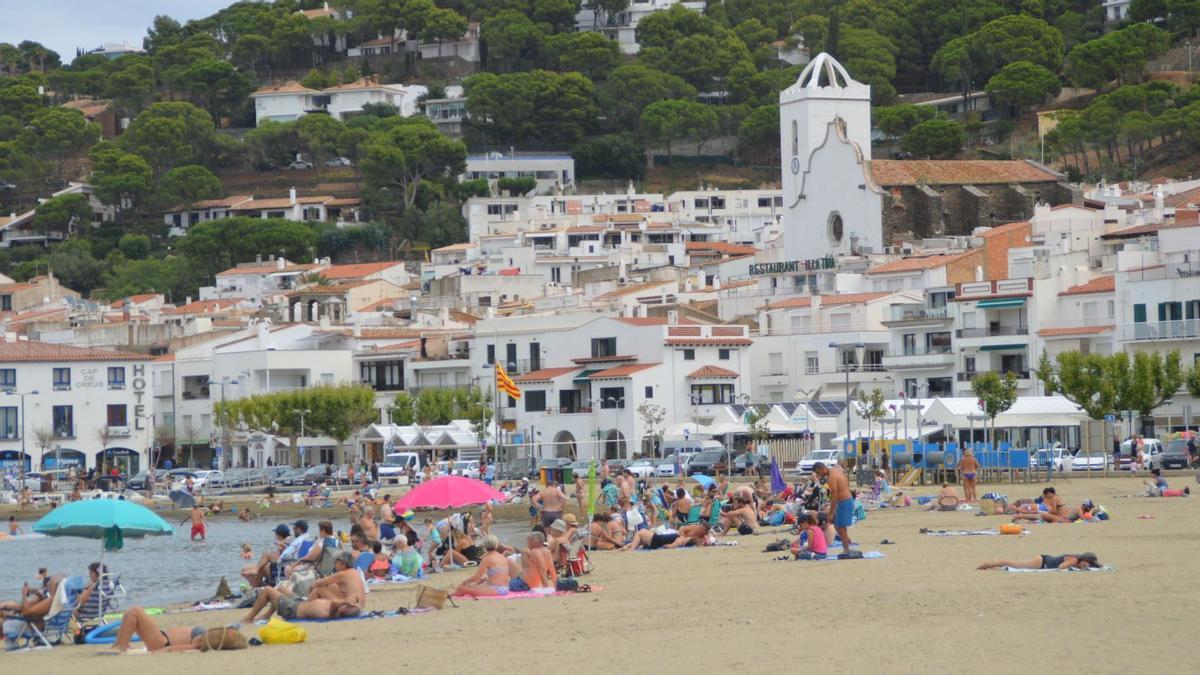 La platja gran del Port de la Selva amb l’església de  Santa Maria de les Neusal fons.  | SANTI COLL