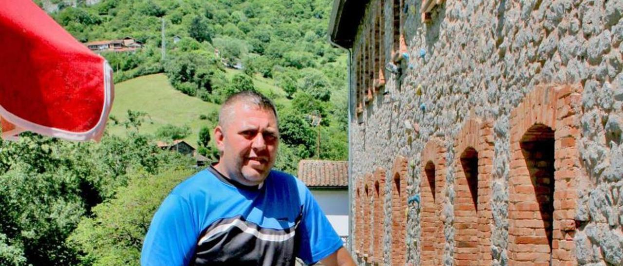 Ángel Díaz Fernández, en la terraza del albergue.