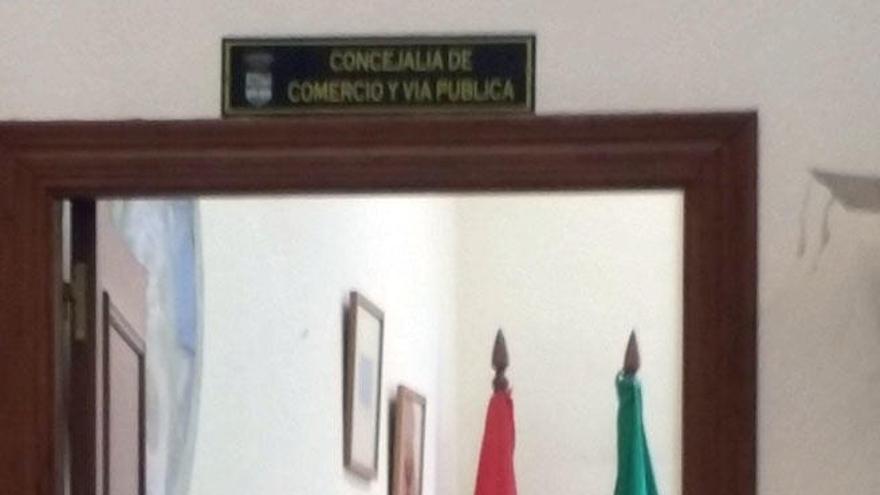 La bandera, colocada en el despacho de la concejalía de Comercio y Vía Pública del ayuntamiento.