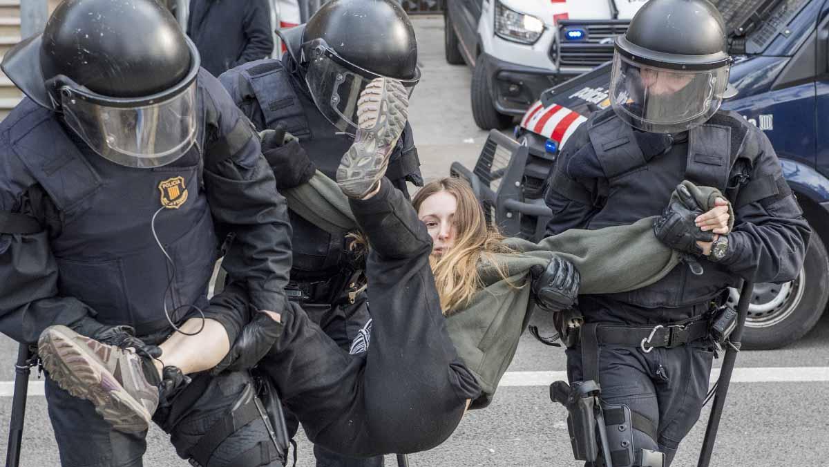 Los independentistas se han sentado ante las puertas del TSJC, con lo que nadie ha podido acceder a la sede del tribunal.