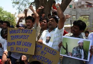 Un grup de gent celebra la mort d’Ussama bin Laden a la ciutat índia d’Ahmadabad.