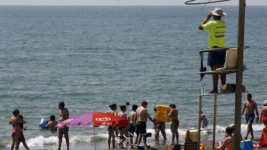 Un socorrista en plena labor en una playa de Málaga.