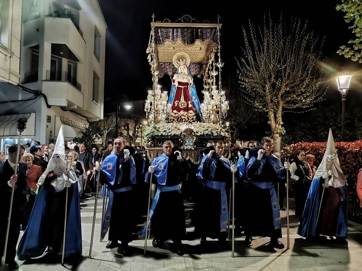 La patrona de Cangas sale en procesión para abrir la Semana Santa