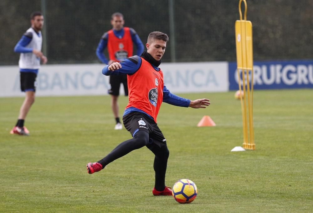 Circuito de fuerza, ejercicio de posesión y fútbol 8 para 8 en el primer entrenamiento de una semana sin fútbol liguero.