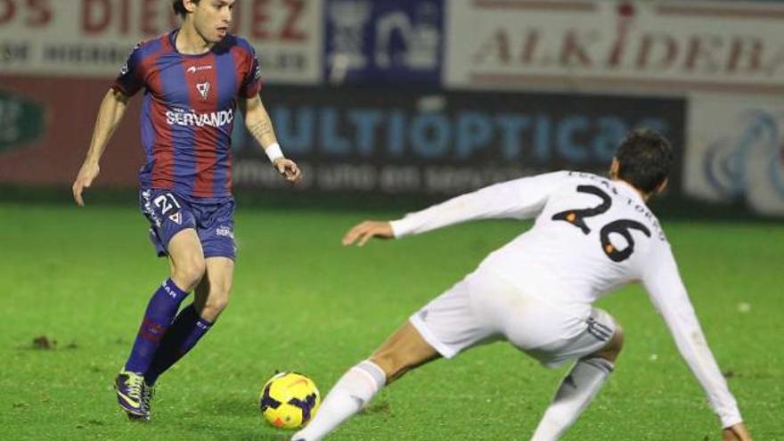 Jota conduce un balón durante un partido de esta temporada. // Javi Colmenero