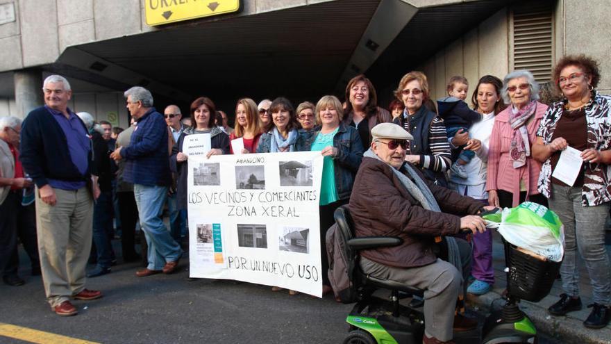 Protesta ante el Xeral, esta mañana. // Adrián Irago