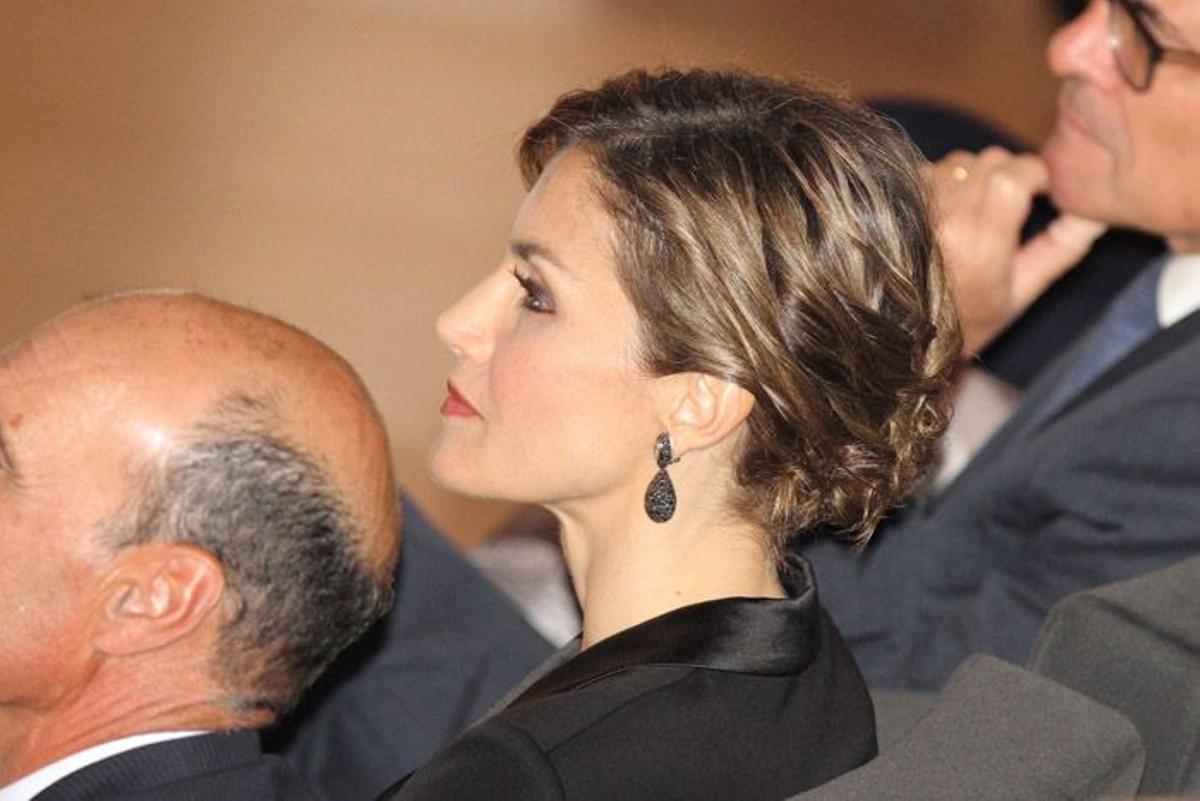 Letizia Ortiz recoge su corte bob en un moño con ondulaciones