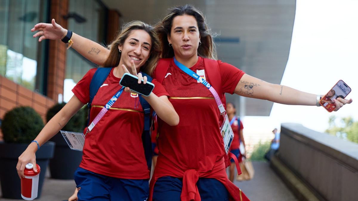 Olga Carmona y Cata Coll durante el desplazamiento de la Selección a Marsella