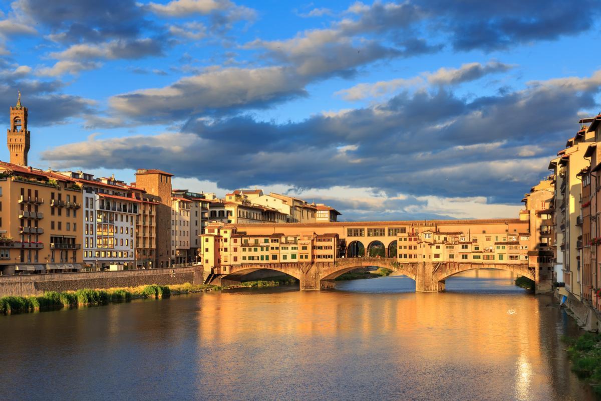 El maratón de Florencia centra su recorrido en la parte norte de la ciudad, cruzando el río Arno.