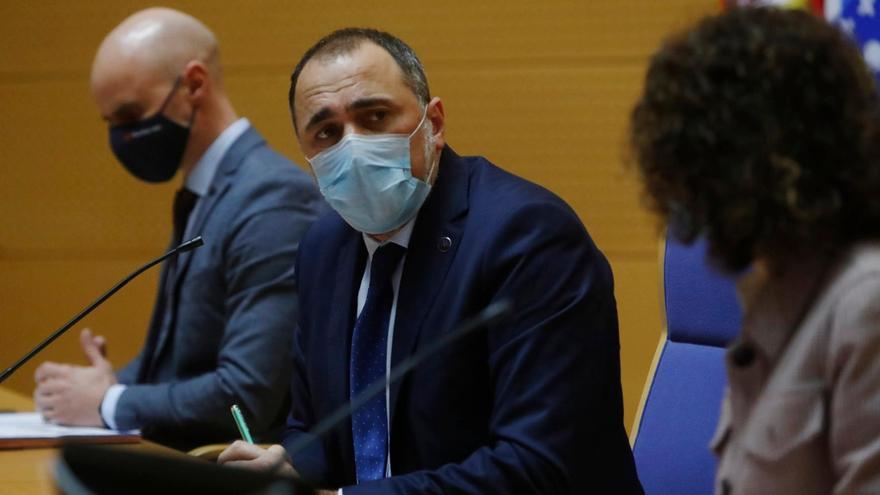 subcomité clínico. En el centro, el conselleiro de Sanidade, Julio García Comesaña; acompañado en rueda de prensa por la directora xeral de Función Pública, Carmen Durán; y el gerente del Sergas, José Flores. Foto: Conchi Paz