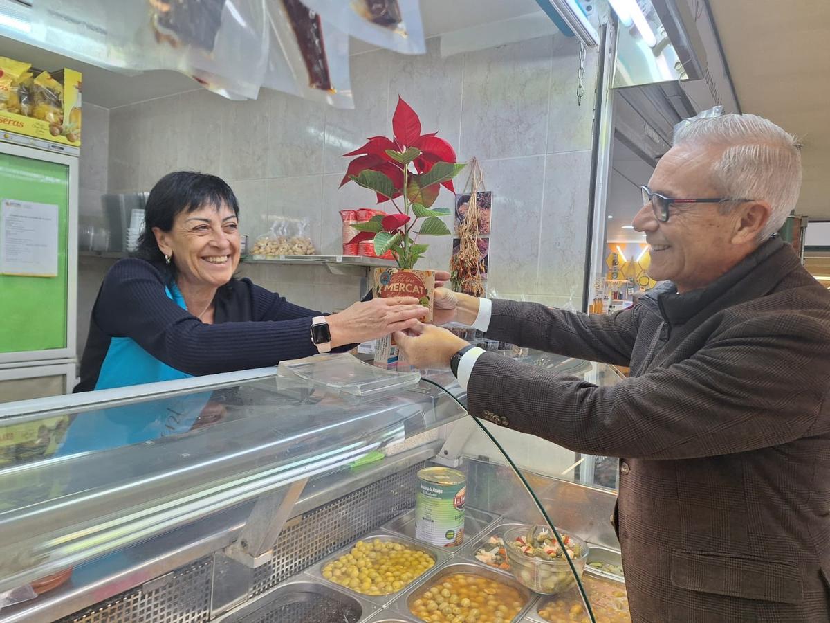 Santiago Ballester reparte flores de Pascua en el Mercado de Castilla