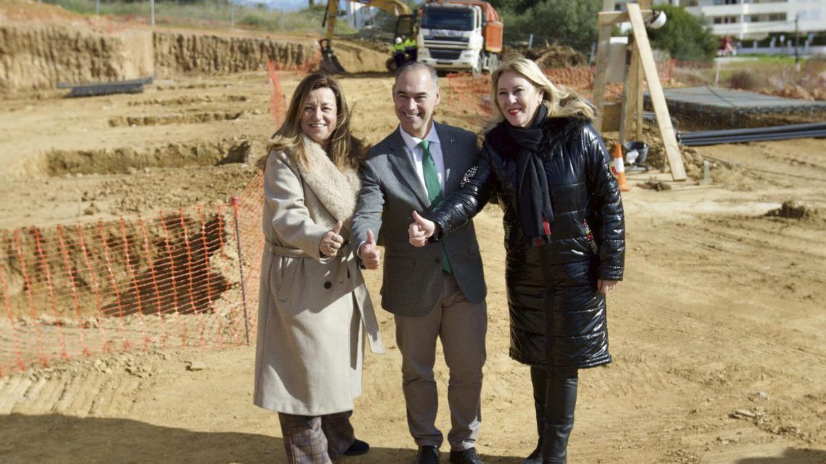 Las consejeras de Educación y Economía junto al alcalde de Benalmádena, en la parcela.
