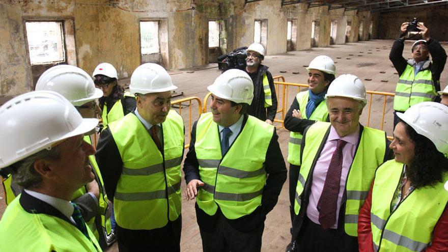 Visita de autoridades a la Fábrica de Tabacos esta mañana.