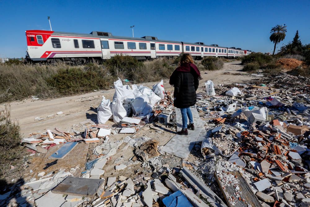 Vertedero junto a las vías del tren