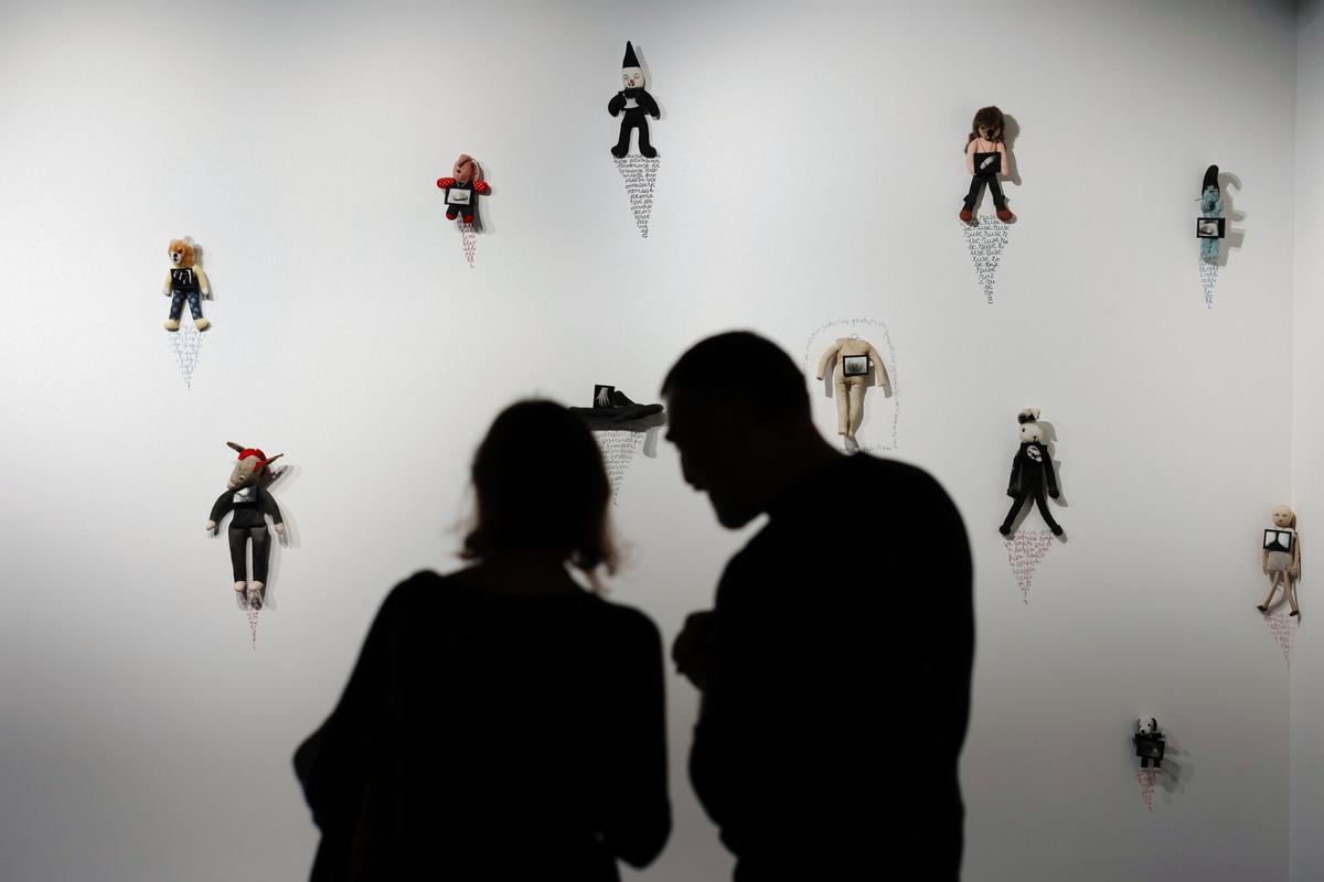 Unas personas observan parte de la nueva exposición temporal de los artistas franceses Annette Messager y Christian Boltanski en el Centro Pompidou