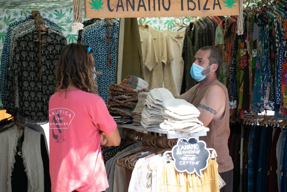 El popular mercadillo hippy de Sant Carles reabre sus puertas adaptado a todas las medidas sanitarias por el coronavirus