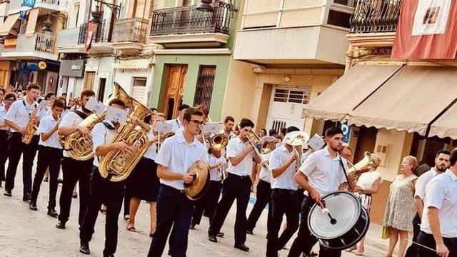 Músicos de la sociedad Unió Santa Cecília, en un desfile.