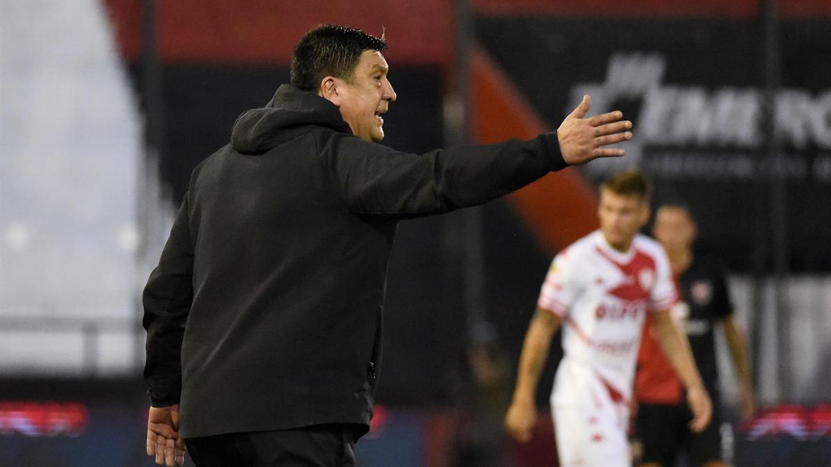 Mono Burgos durante su etapa como entrenador de Newells