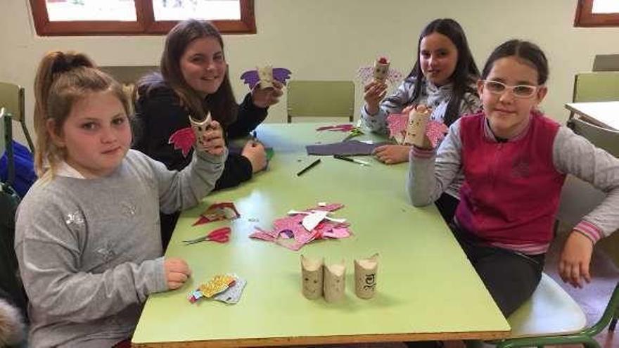 Los niños, ayer, durante una actividad en el colegio de Lugo.