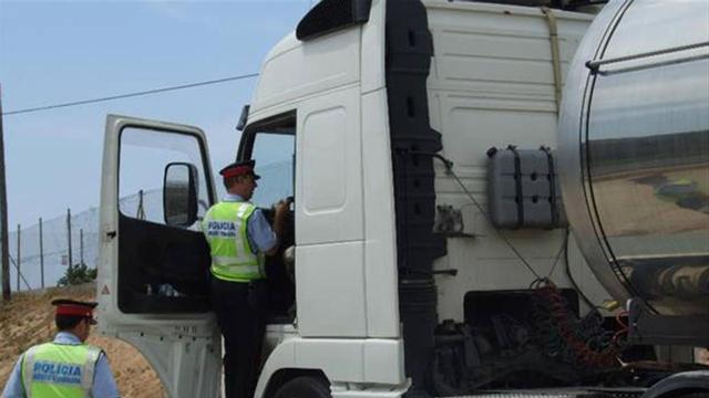Detenido un camionero bebido, drogado y con 4.500 kilos extra de carga