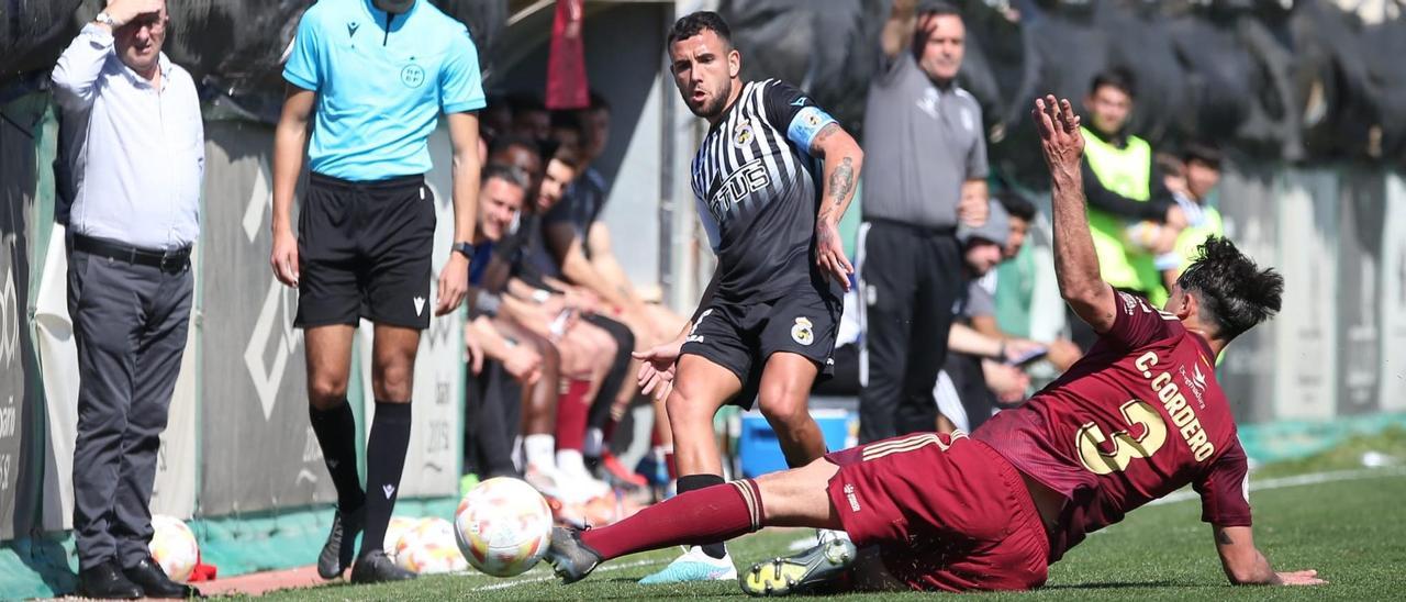 Carlos Cordero intenta cortar el avance de un jugador de la Balona.