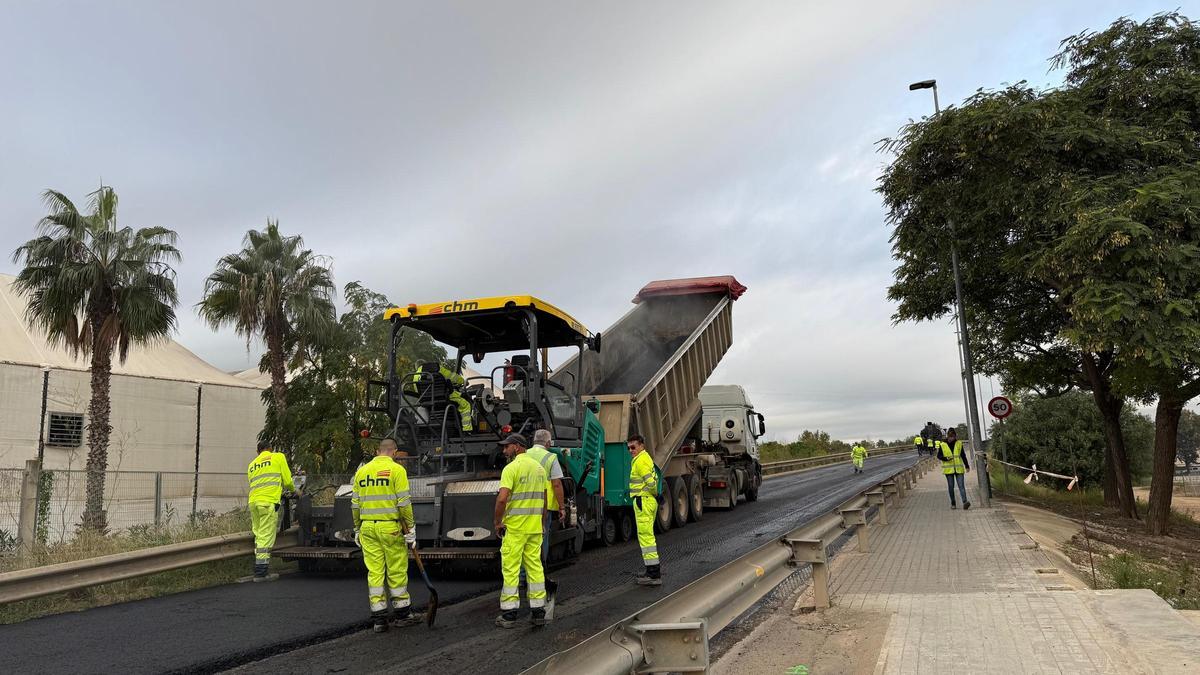Obras de asfaltado en el puente entre Ikea y Orba en Alfafar.
