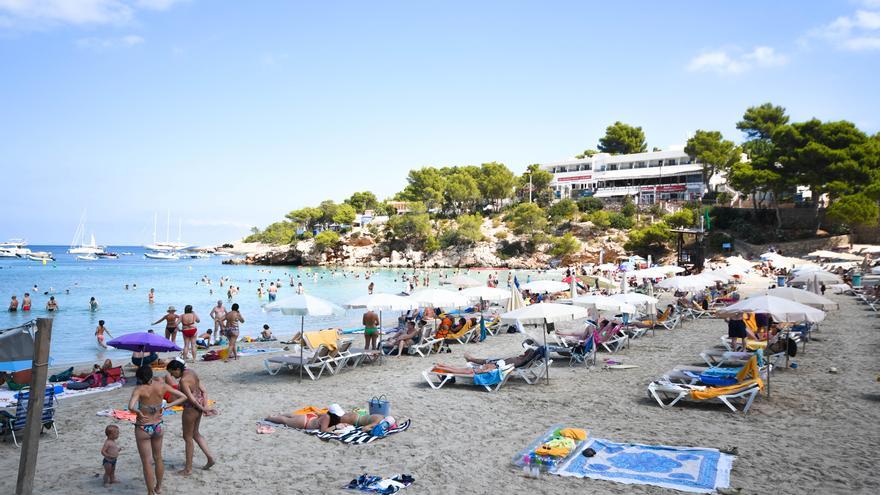 Turismo en Ibiza: El cambio de modelo turístico por los hoteles ‘adults only’ afecta este verano a Portinatx
